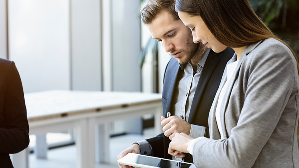Zwei Kollegen arbeiten am Tablet