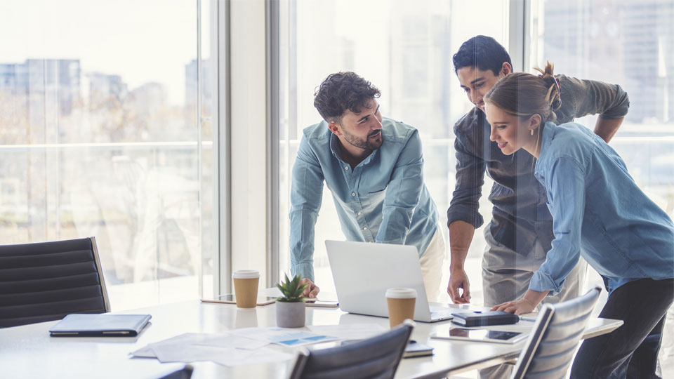 Teambesprechung-mit-Laptop-Talents-on-eGov