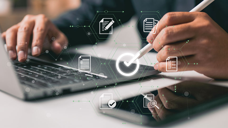 Computer, Smartphone und Stift