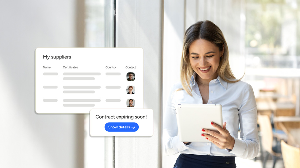 Frau sieht auf ein Tablet