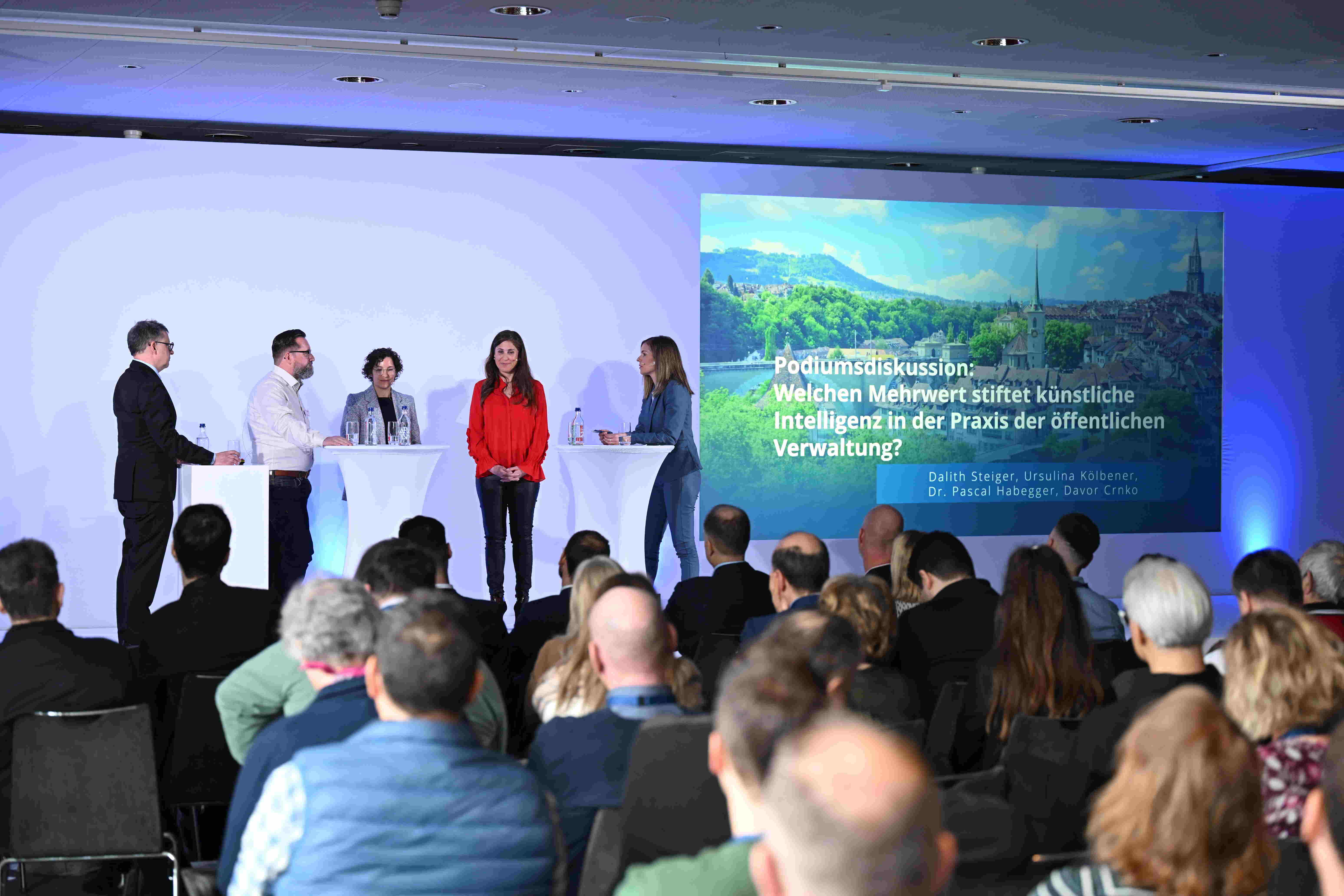 Fünf Referent:innen auf der Bühne