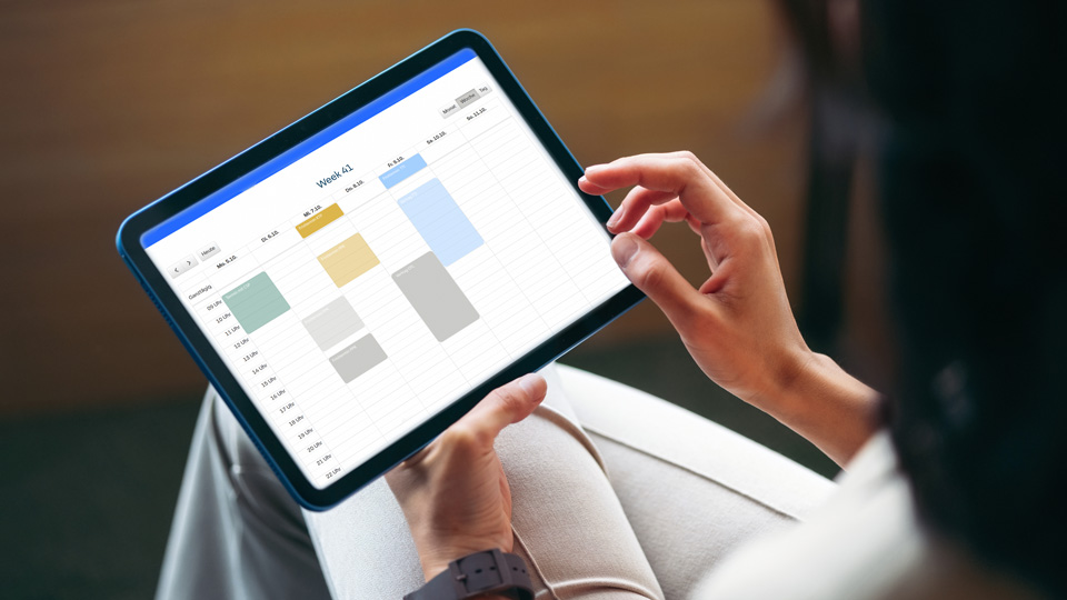 Person betrachtet auf einem Tablet einen digitalen Kalender zur strukturierten Planung von Aufgaben und Terminen im Rahmen eines digitalen Fristenmanagements.
