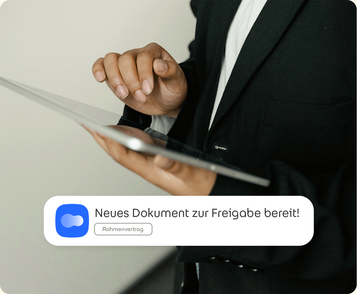Frau mit Tablet - Freigabeprozess eines Rahmenvertrags