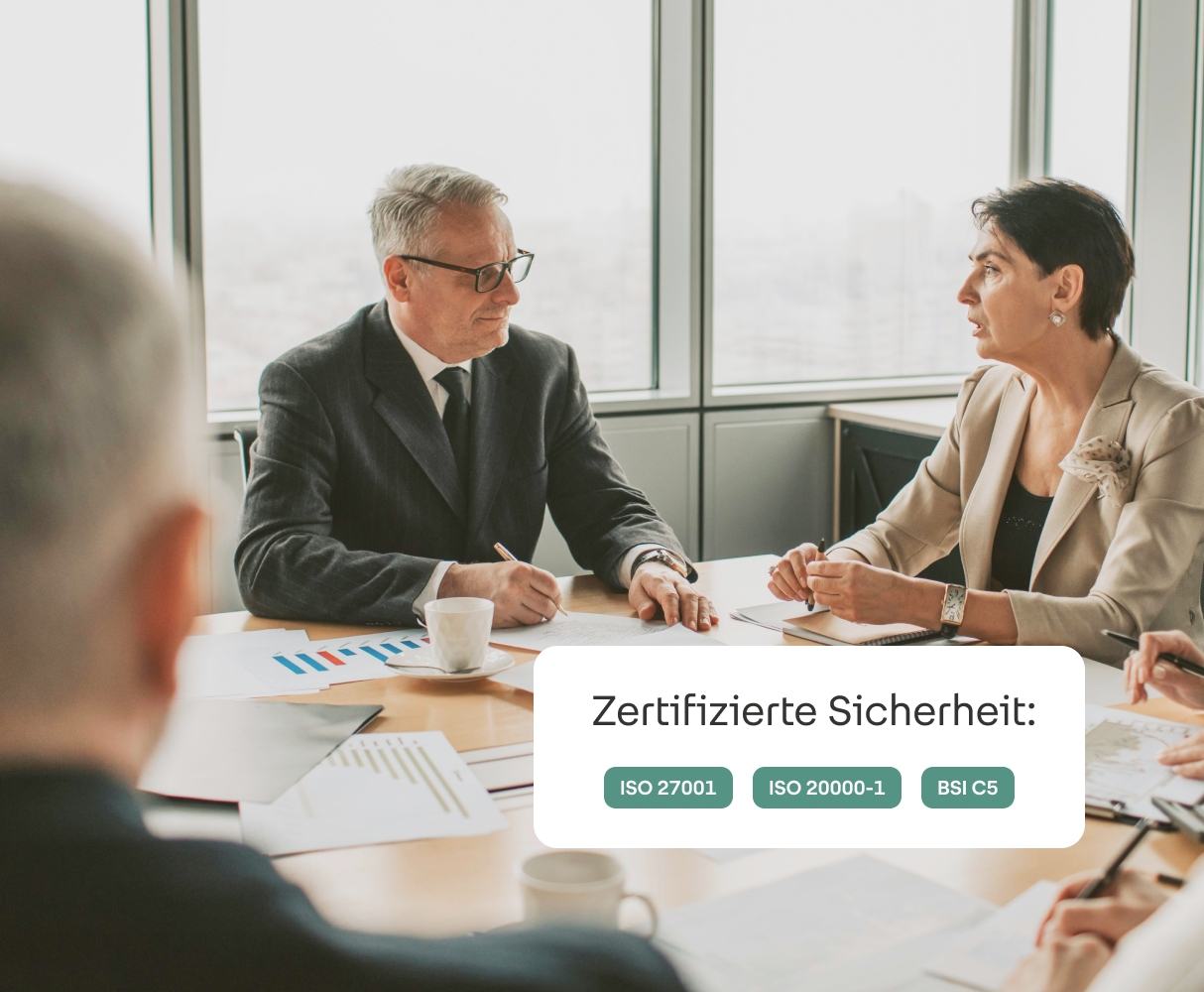 Menschen an einem Tisch mit Info-Bubble: "Zertifizierte Sicherheit"