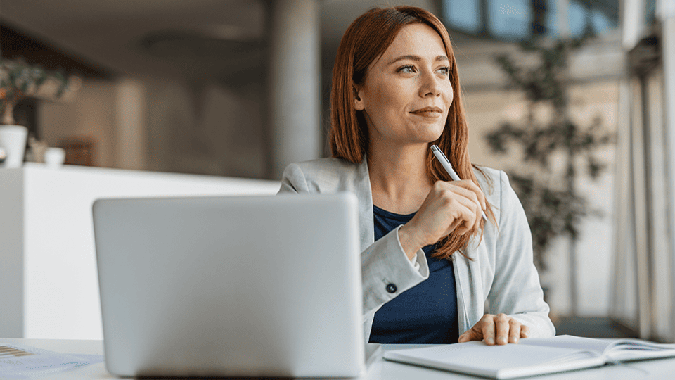 Frau am Laptop im Buero