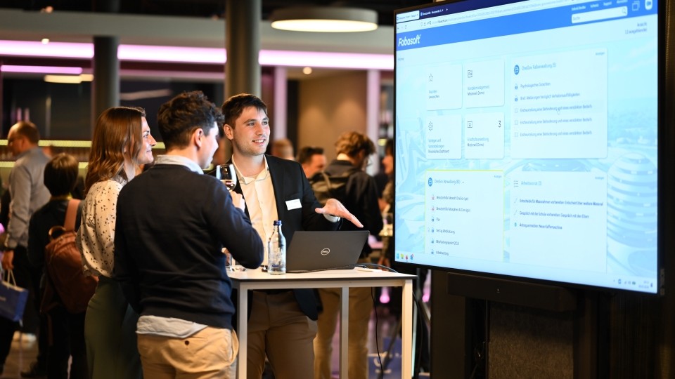 Personen vor einem Bildschirm