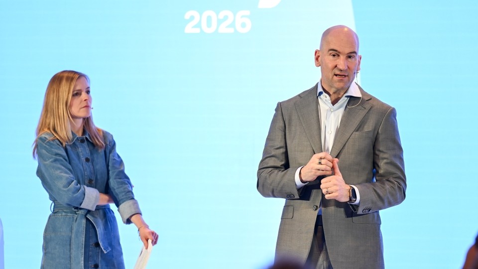 Katharina Locher und Tomas Süssli am Präsentieren