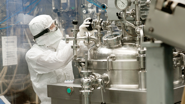 Herstellung der Augentropfen von URAPHARM