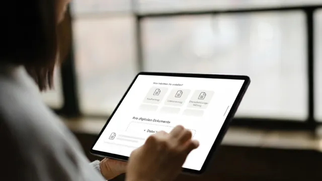 Person arbeitet auf einem Tablet mit digitaler Vertragsverwaltung.