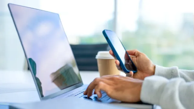 Laptop mit Handy