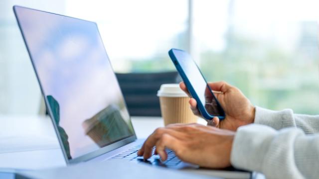 Laptop mit Handy