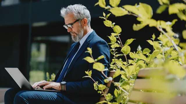 Mann arbeitet am Laptop 